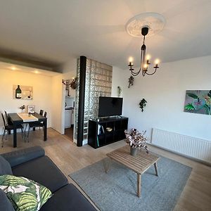 Castle View Apartment With Free Garage